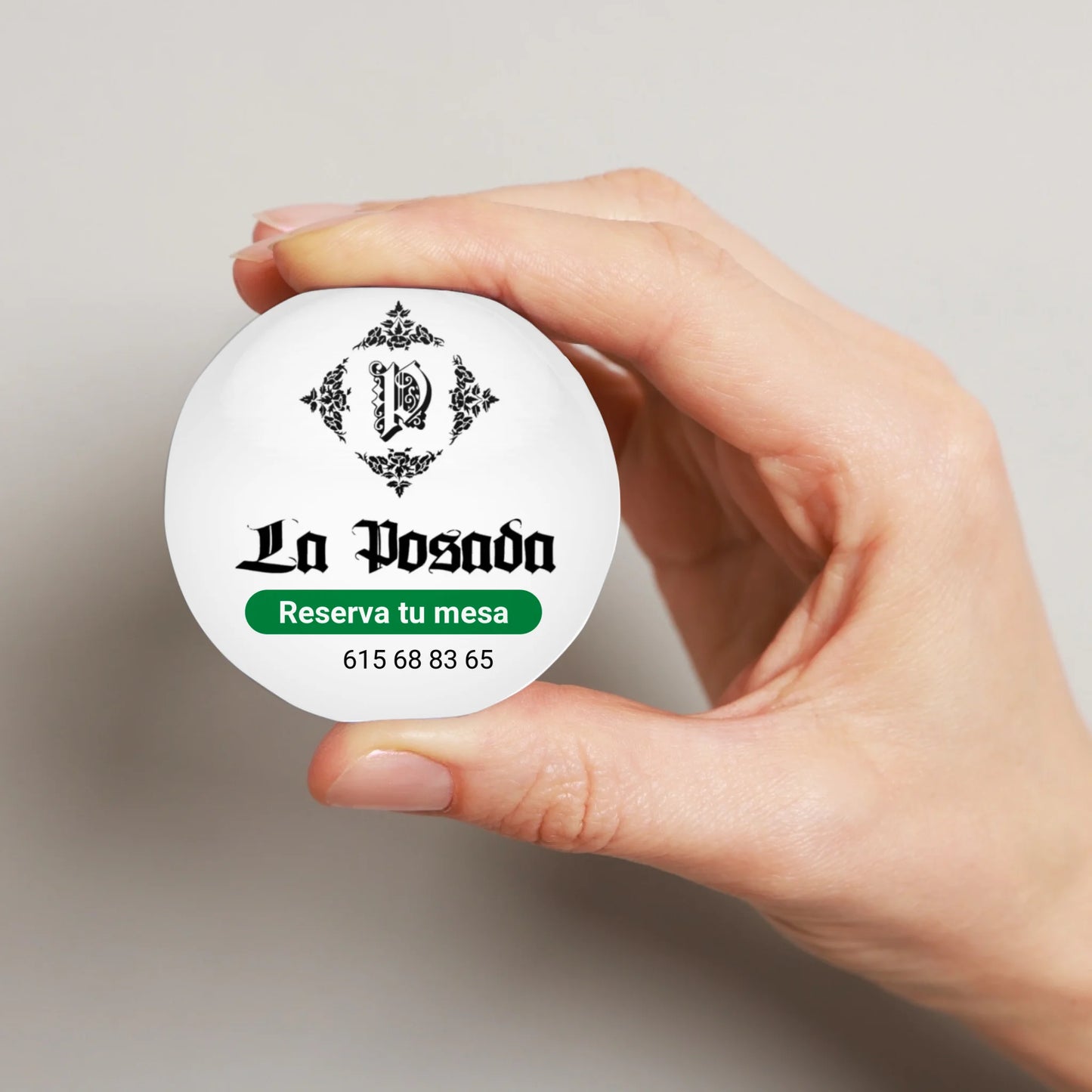 mockup-chapa-mano-mujer