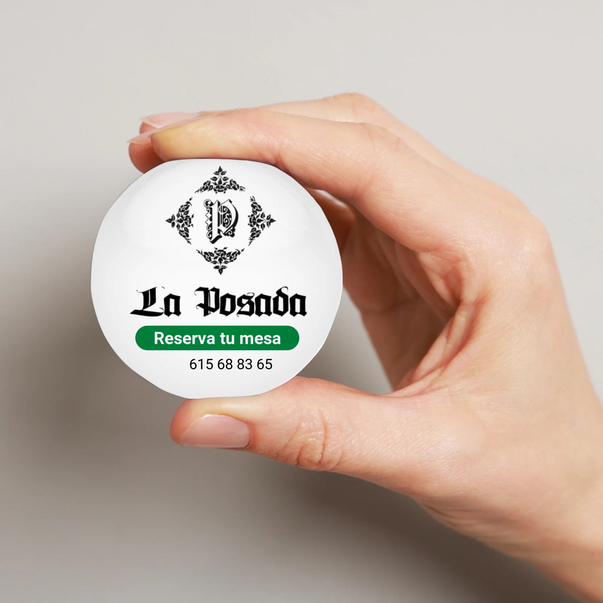 mockup-chapa-mano-mujer